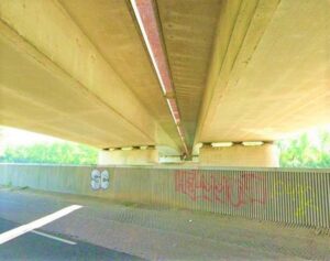 Betonnen onderzijde brug Horn